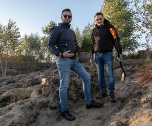 Rafał Mądry i Maciej Gis - sadzenie drzew w Czarnowie