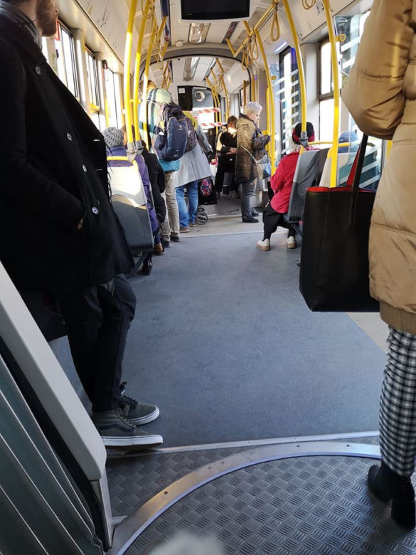 Tłok w autobusach i tramwajach w Warszawie