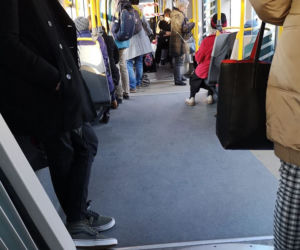 Tłok w autobusach i tramwajach w Warszawie