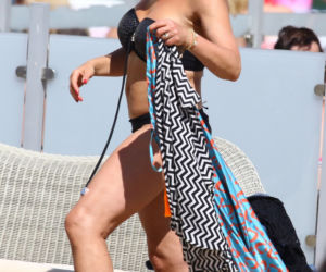 Joanna Racewicz  całuje się na plaży