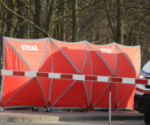 Zignorowała opuszczone rogatki, z torów zmiótł ją nadjeżdżający pociąg. Dramat w Jasiennicy Mazowieckiej