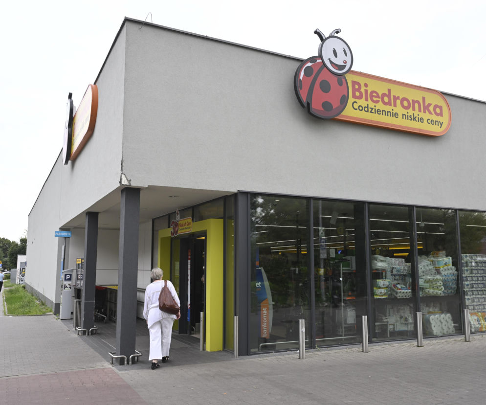 Sklep Biedronka z zewnątrz. Klientka wchodzi do środka. O rekordowym zwrocie butelek przeczytasz na SE Superbiz.