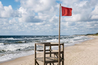 Uwaga na Bałtyku! Wysokie fale i sinice zamknęły kąpieliska