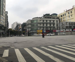 Uwięzieni w Wuhan boją się głodu 