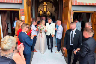 Poruszający gest na ślubie Rafała Brzozowskiego. Nagle pod kościołem wszyscy zamarli w milczeniu!