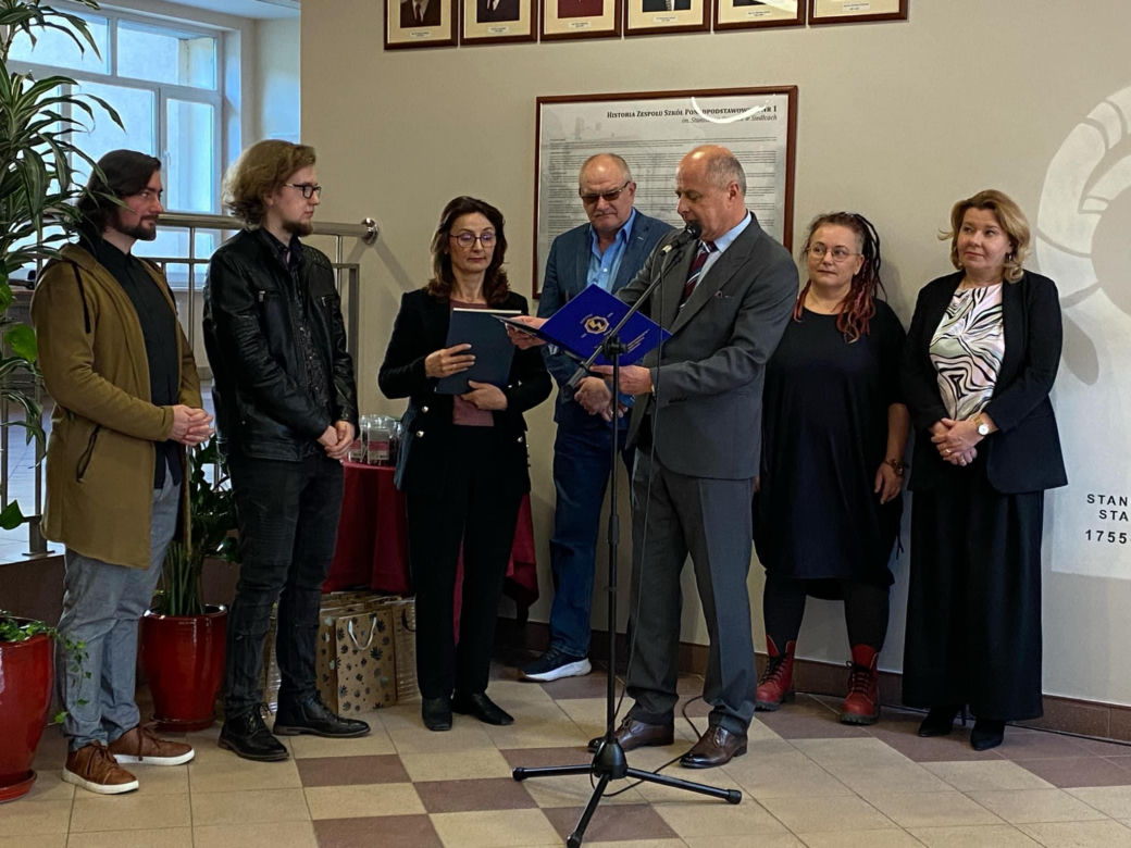 Uczniowie ZSP nr 1 stworzyli mural na ścianach szkoły. Grafika przedstawia patrona placówki