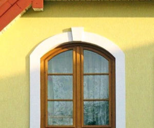 Obramienia okien na elewacji: obramienie ze zwornikiem