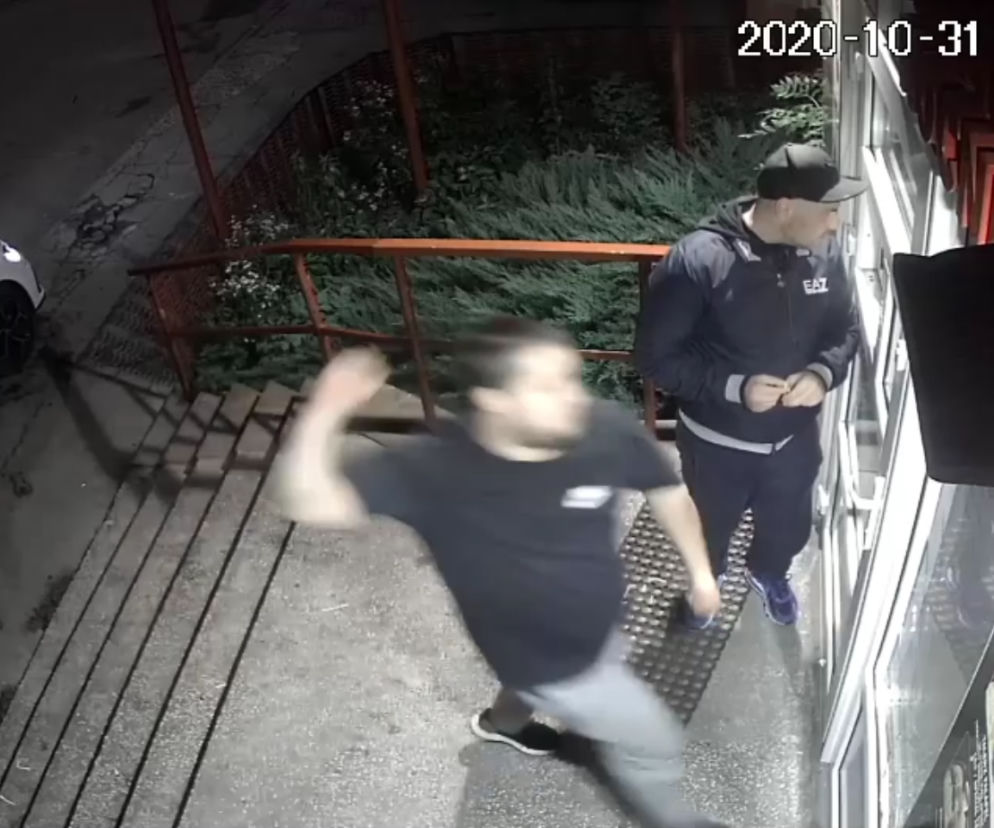 Policja poszukuje agresora, który wybił szybę na Wyspiańskiego w Elblągu
