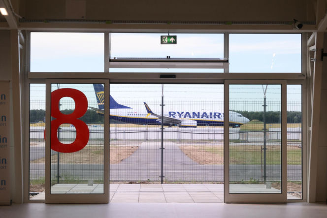 Lotnisko w namiocie. W Modlinie otwarto nowy terminal