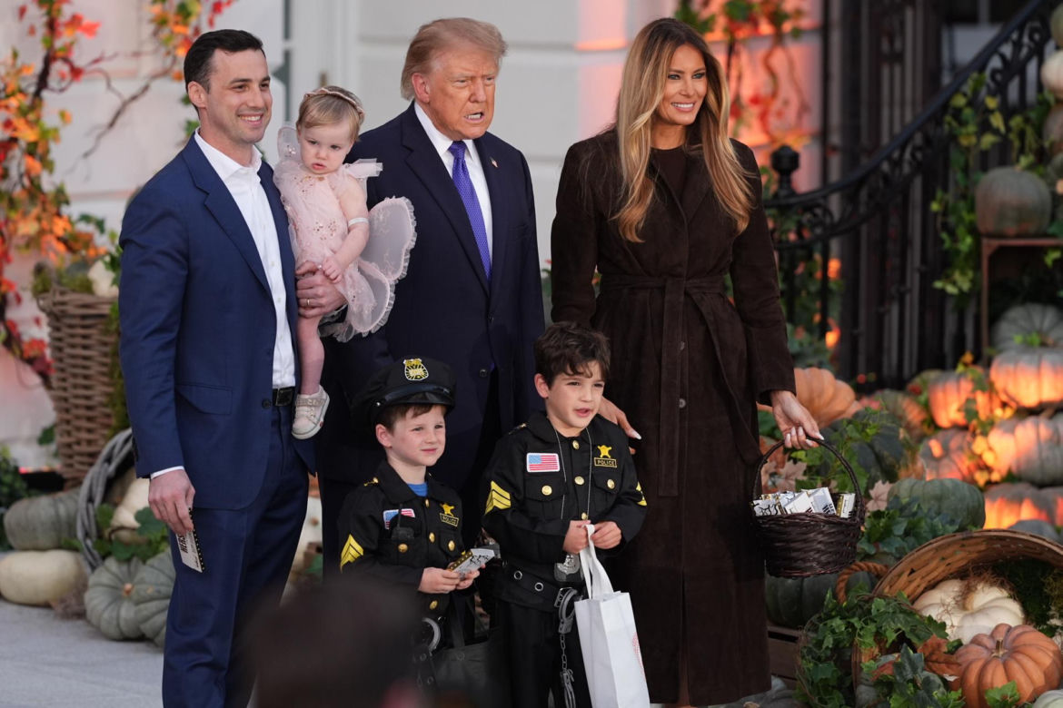 Cukierek albo psikus! Trump zaskoczył pod Białym Domem