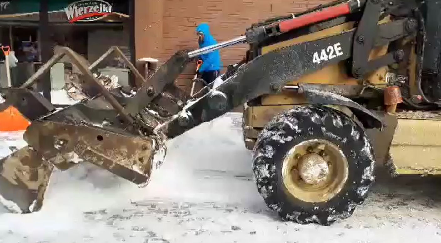 Zgarniali śnieg sprzed sklepów i zrzucali go pod nogi ludzi. "To robota głupiego"