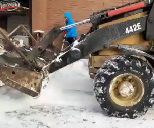 Zgarniali śnieg sprzed sklepów i zrzucali go pod nogi ludzi. To robota głupiego