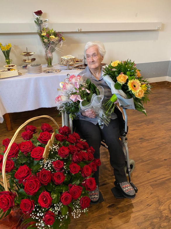 Seniorka pokonała koronawirusa, a teraz świętuje setne urodziny. Piękny jubileusz pani Agnieszki! [ZDJĘCIA]