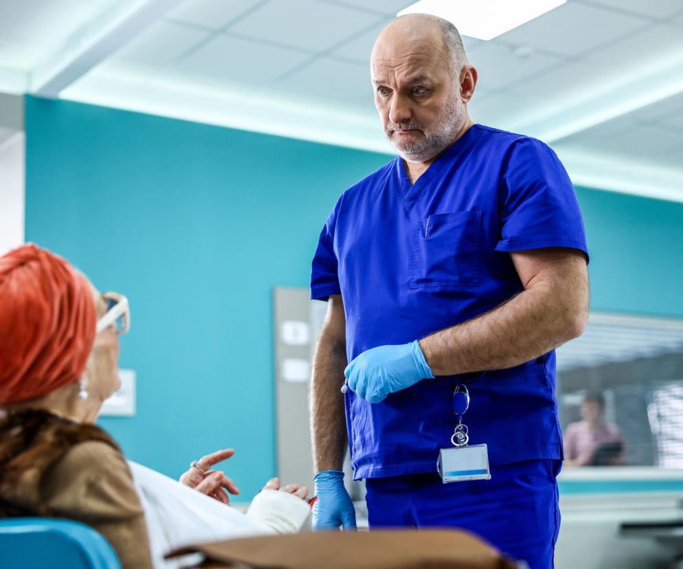 Szpital św. Anny, odcinek 93: Mirek próbuje uniknąć leczenia byłej teściowej, ale to w jego rękach spocznie jej życie