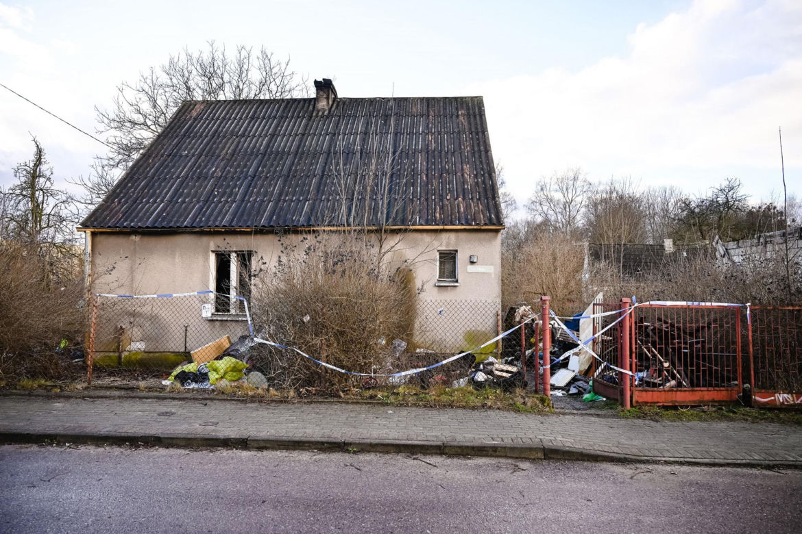 Pożar opuszczonego domu w Redzie. To tutaj zginęły trzy osoby. Zdjęcia z miejsca tragedii