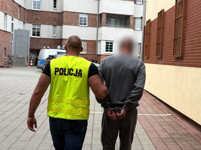 Awantura przed blokiem. 49-latek zginął od ciosów nożem! Para w areszcie