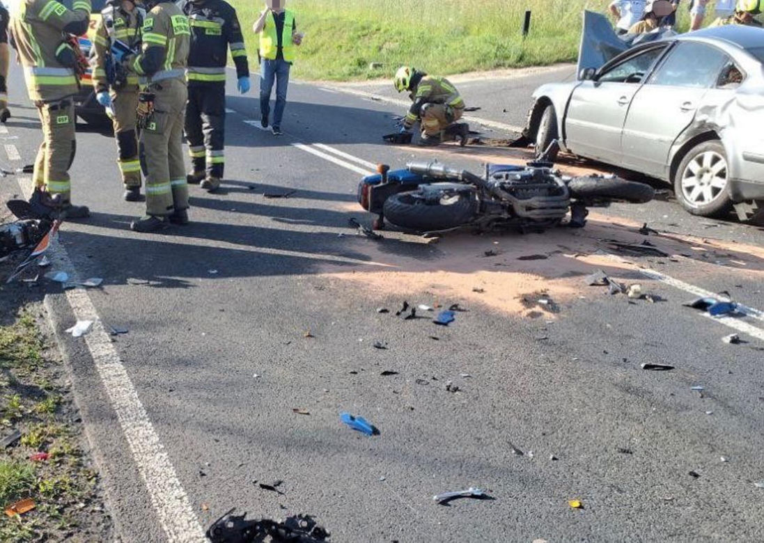 Śmiertelny wypadek pod Radomskiem. Osobówka zderzyła się z motocyklistami [ZDJĘCIA]