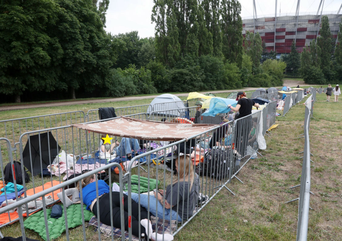Harry Styles w Polsce - tak wyglądał plac przed stadionem na kilkanaście godzin przed koncertem.