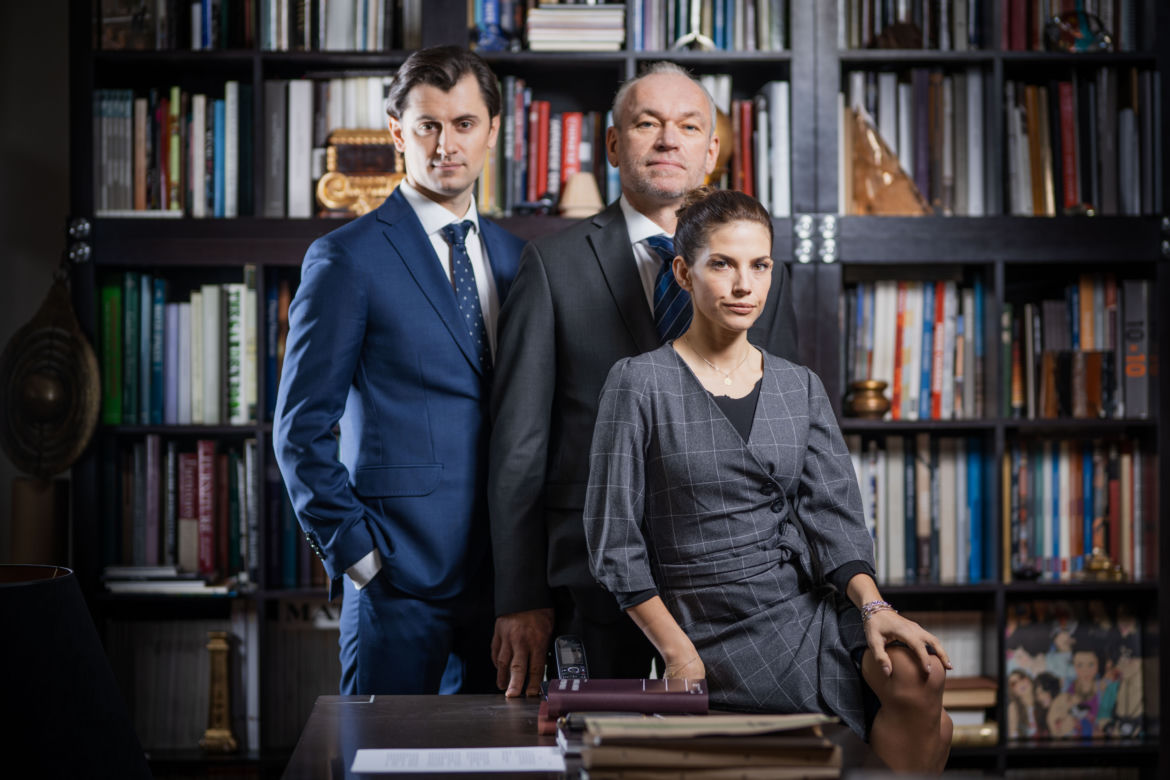 Zawsze warto. Rafał (Bartłomiej Kotschedoff) Witold Wardecki (Mariusz Bonaszewski), Marta (Weronika Rosati)