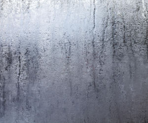 Postaw na parapecie, w odwilż nie zaparuje Twoich okien. Pozbędziesz się wilgoci zanim zdążysz powiedzieć woda. Sposób na wilgoć w mieszkaniu