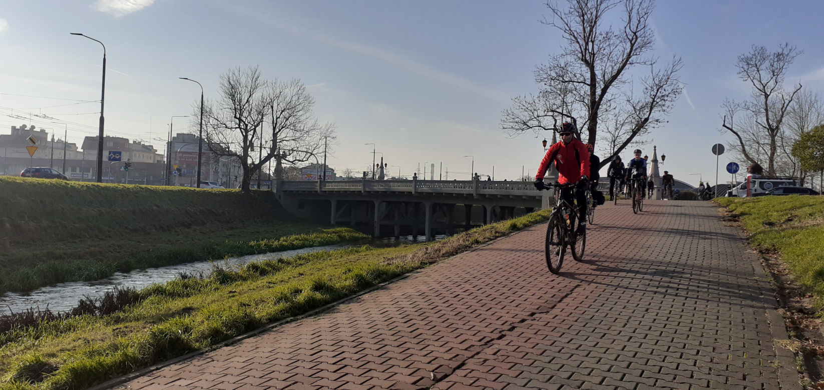 Lubelscy rowerzyści wyruszyli. Pokonają 103 kilometry w 103. rocznicę odzyskania niepodległości [GALERIA]