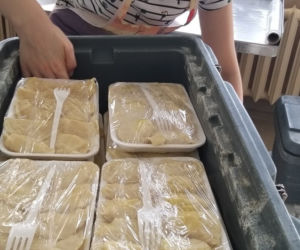 Pielęgniarki rozdały uchodźcom z Ukrainy 2910 własnoręcznie ulepionych pierogów [GALERIA]