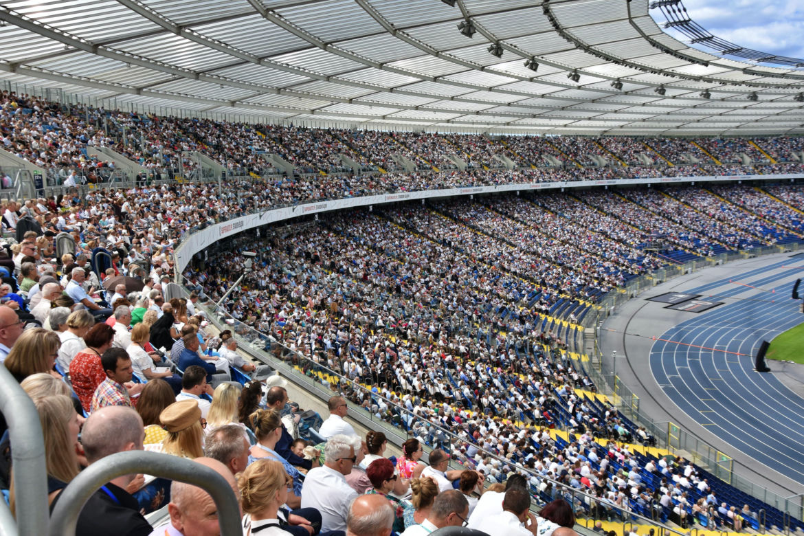 Tysiące ludzi szuka swojego szczęścia na stadionie. Kongres Świadków Jehowy przyciągnął tłumy