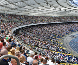 Tysiące ludzi szuka swojego szczęścia na stadionie. Kongres Świadków Jehowy przyciągnął tłumy