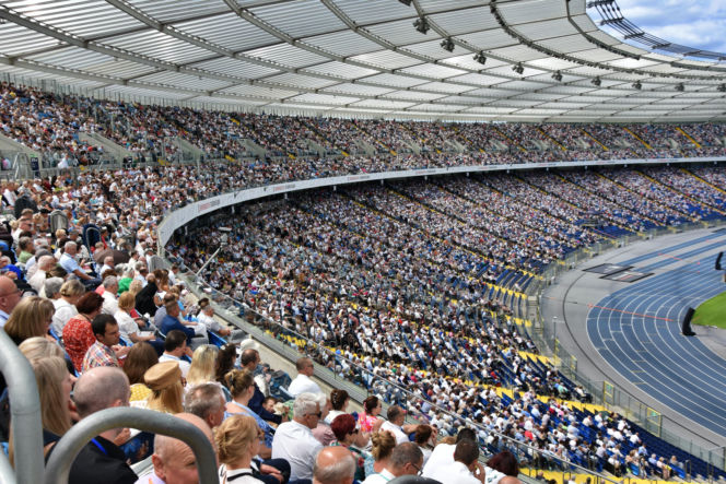 Tysiące ludzi szuka swojego szczęścia na stadionie. Kongres Świadków Jehowy przyciągnął tłumy