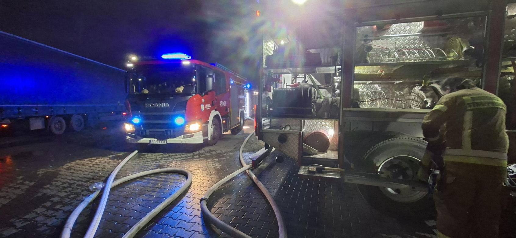 Pożar w Paniówkach. Paliły się ciężarówki na parkingu