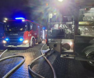 Pożar w Paniówkach. Paliły się ciężarówki na parkingu