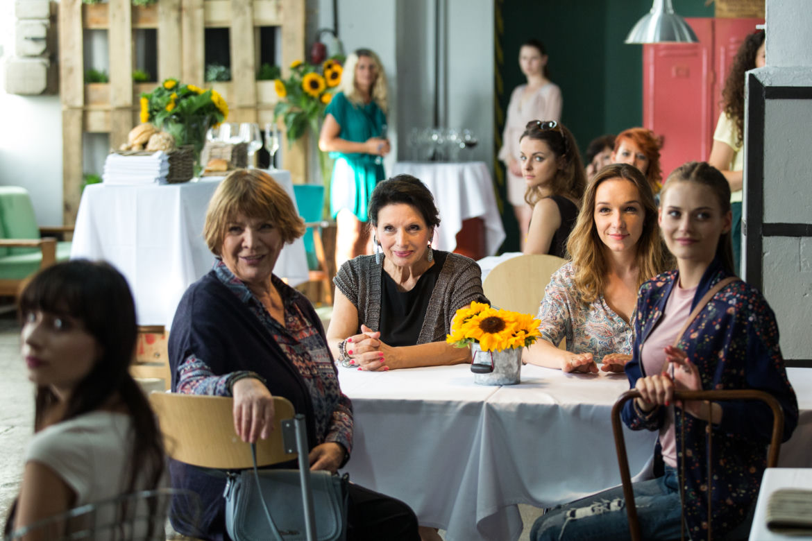 Na noże odc. 4.  Beata (Marzena Trybała), Edyta (Lidia Sadowa), Ola (Katarzyna Sawczuk), babcia Janina ( Elżbieta Kępińska)
