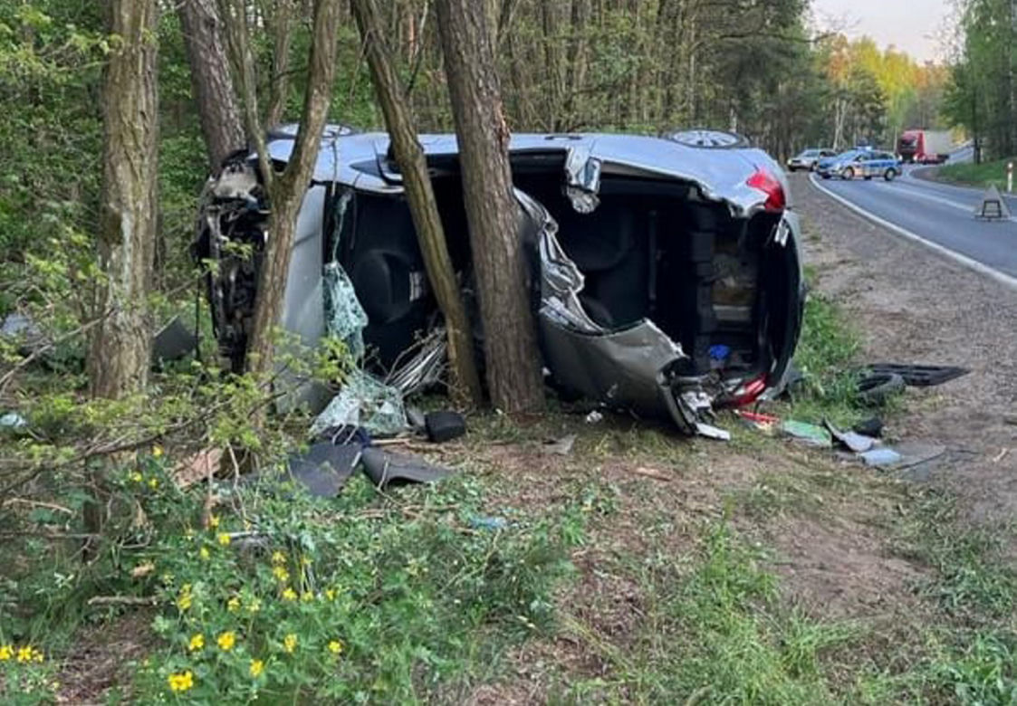 Toyota roztrzaskała się o drzewo pod Płockiem! W środku ciężko ranna 22-latka [ZDJĘCIA]. 