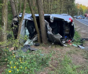 Toyota roztrzaskała się o drzewo pod Płockiem! W środku ciężko ranna 22-latka [ZDJĘCIA]. 