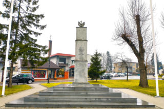 To miasto w województwie łódzkim zachwyca zabytkowym rynkiem. W średniowieczu stało się sławne