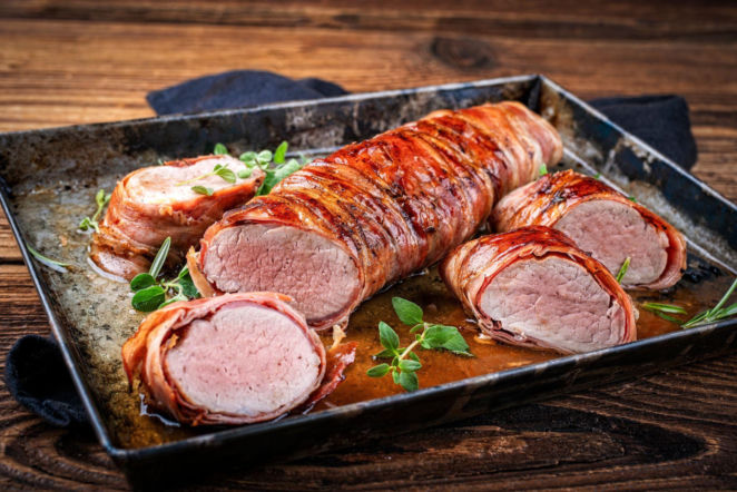 Szukasz pomysłu na mięso na Wielkanoc? Te 13 dań robi największe wrażenie przy stole