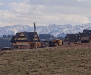 To jedna z najpiękniejszych wsi w Małopolsce. Jest dumą Podhala, która powstała pastwiskach