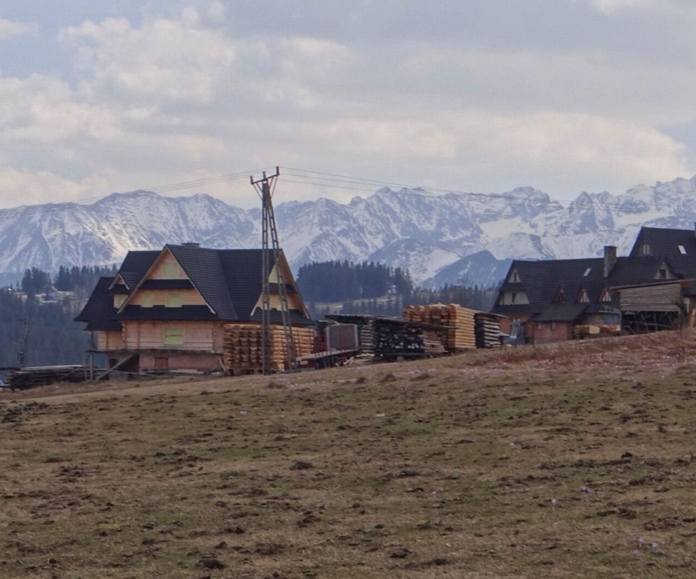To jedna z najpiękniejszych wsi w Małopolsce. Jest dumą Podhala, która powstała pastwiskach