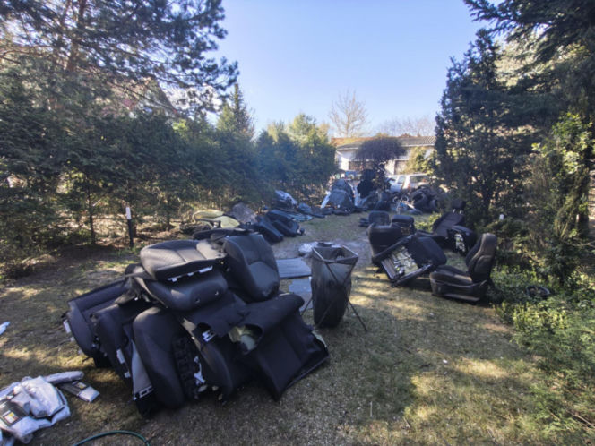 20 zarzutów za paserstwo. Rozbierali auta pod Wołominem. "Kobra" likwiduje samochodową dziuplę!