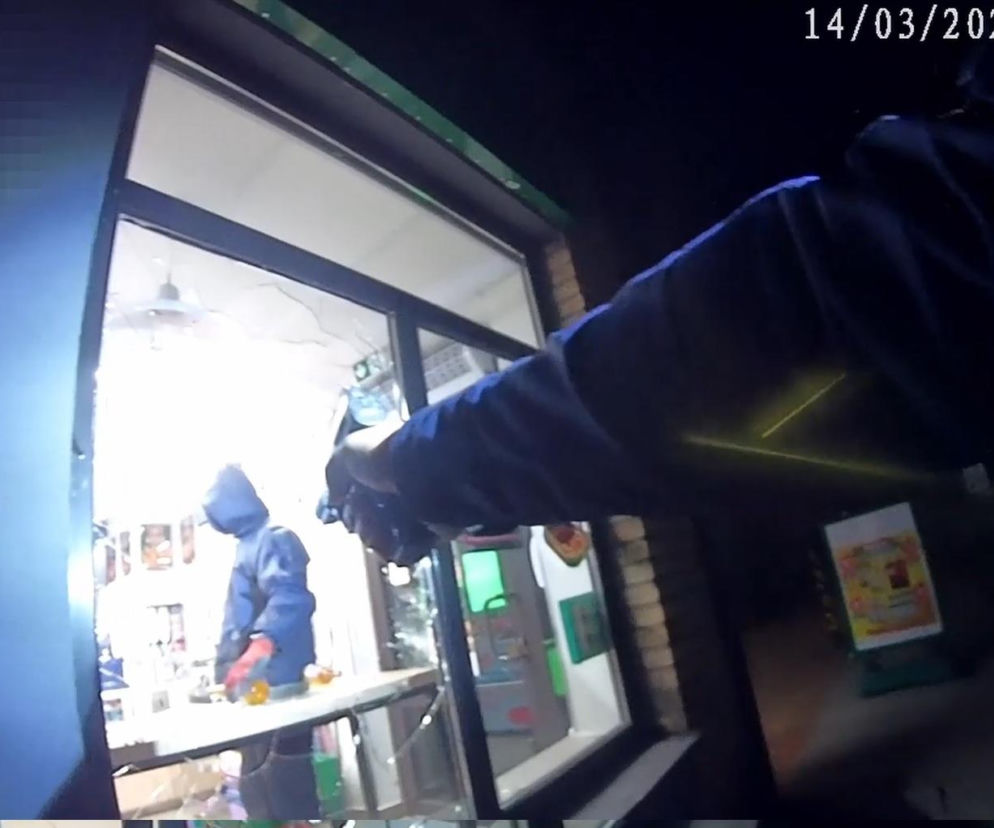 Włamywacz z Torunia zatrzymany na gorącym uczynku. Policja pokazała szczegóły akcji