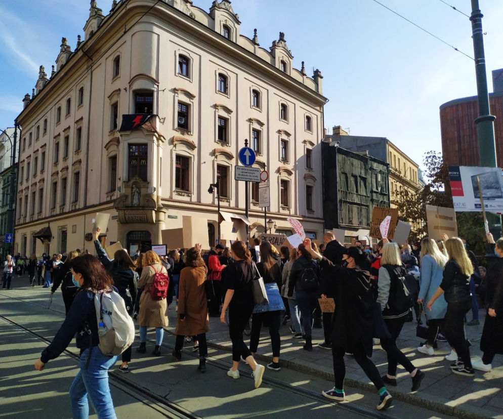 Pierwsze środowe protesty w centrum Krakowa. Studenci i studentki protestowali w rytmie techno.