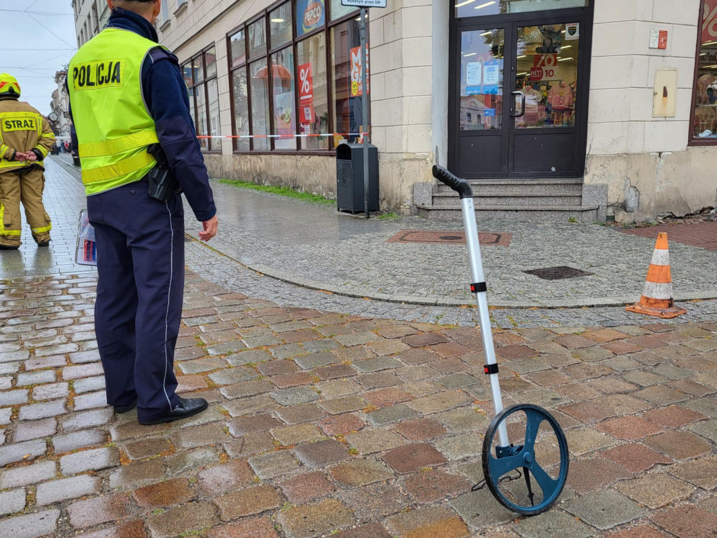 Samochód osobowy wjechał w grupę pieszych. Są ranni