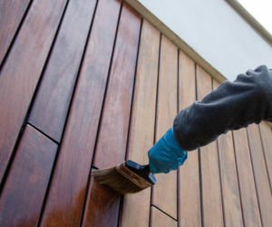 Zabezpieczenie drewna – rodzaje wykończeń, kryteria doboru i techniki aplikacji