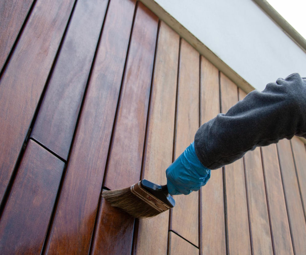 Zabezpieczenie drewna – rodzaje wykończeń, kryteria doboru i techniki aplikacji