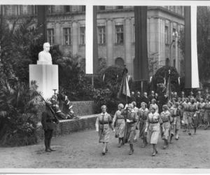 WYJĄTKOWE zdjęcia z placu Wolności w Poznaniu. Tak świętowano tam przed wojną