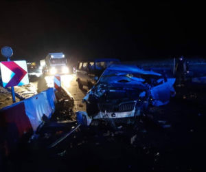 Grajewo. Pędzący kierowca skody rozbił się na ciężarówce z drewnem [ZDJĘCIA]