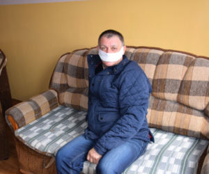 Nie chce się kąpać z obcymi kobietami pod prysznicem