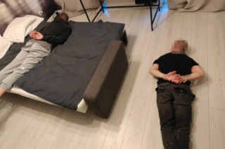 Oszustwo na policjanta na Ursynowie. Gdy weszli do mieszkania 23-latka, zamarli