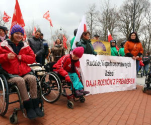 Protest rodzicow niepelnospranwych dzieci (1)