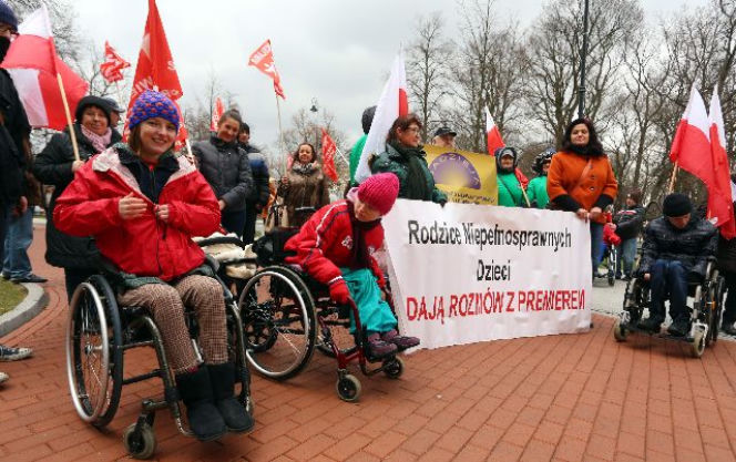 Protest rodzicow niepelnospranwych dzieci (1)